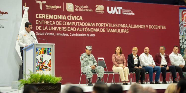 Gobernador y rector hacen entrega histórica de equipos de cómputo a estudiantes y docentes de la UAT