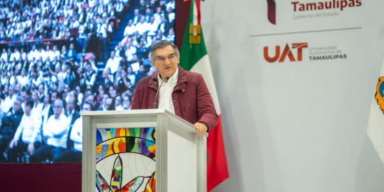 Gobernador y rector hacen entrega histórica de equipos de cómputo a estudiantes y docentes de la UAT