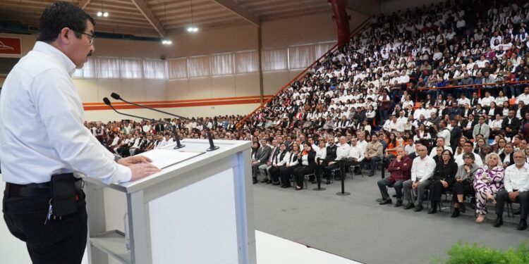 Gobernador y rector hacen entrega histórica de equipos de cómputo a estudiantes y docentes de la UAT