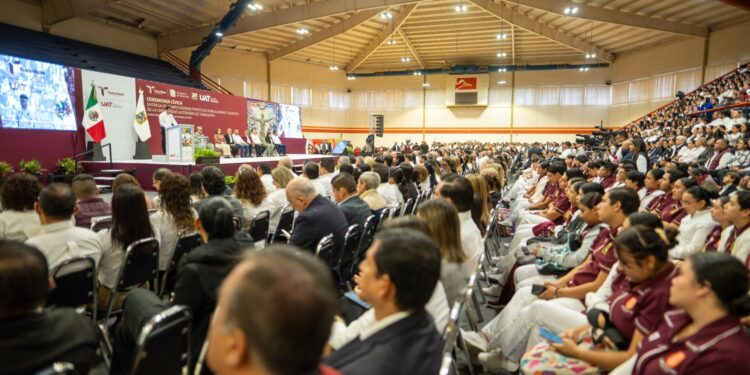 Gobernador y rector hacen entrega histórica de equipos de cómputo a estudiantes y docentes de la UAT