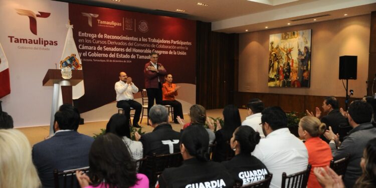 Entrega gobernador reconocimientos a servidores públicos capacitados por el Senado