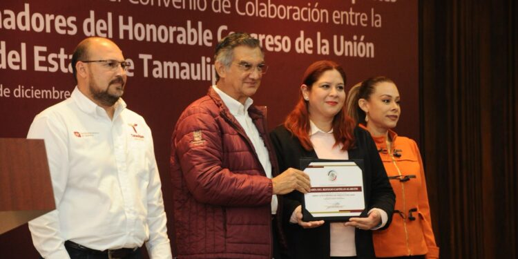 Entrega gobernador reconocimientos a servidores públicos capacitados por el Senado