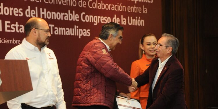 Entrega gobernador reconocimientos a servidores públicos capacitados por el Senado