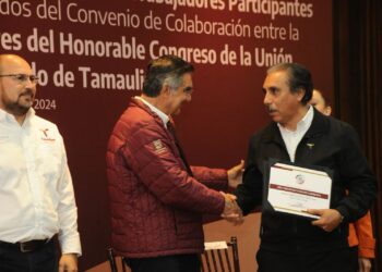 Entrega gobernador reconocimientos a servidores públicos capacitados por el Senado