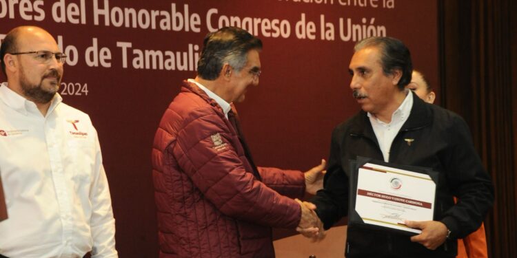 Entrega gobernador reconocimientos a servidores públicos capacitados por el Senado