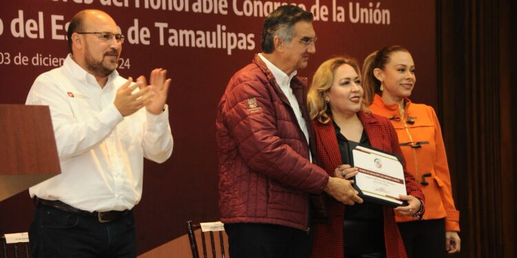 Entrega gobernador reconocimientos a servidores públicos capacitados por el Senado