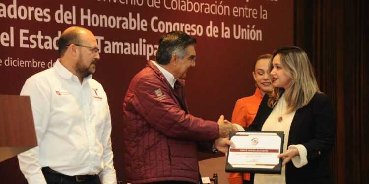 Entrega gobernador reconocimientos a servidores públicos capacitados por el Senado