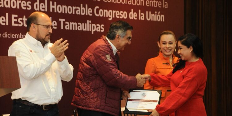 Entrega gobernador reconocimientos a servidores públicos capacitados por el Senado