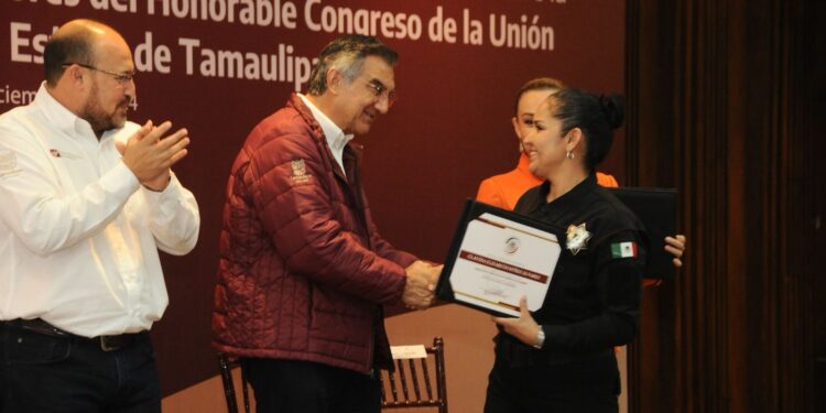 Entrega gobernador reconocimientos a servidores públicos capacitados por el Senado