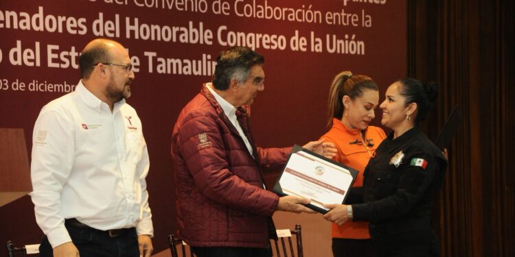 Entrega gobernador reconocimientos a servidores públicos capacitados por el Senado