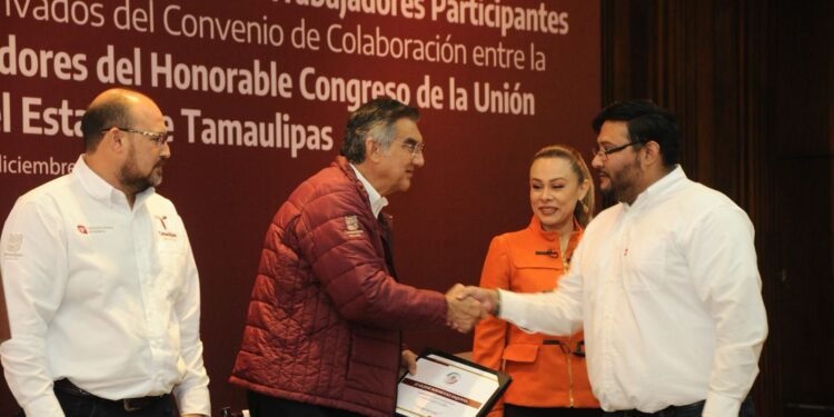 Entrega gobernador reconocimientos a servidores públicos capacitados por el Senado