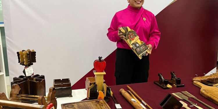 Con stand “Trabajo que Transforma” promueven artesanías de CEDES en Torre Bicentenario