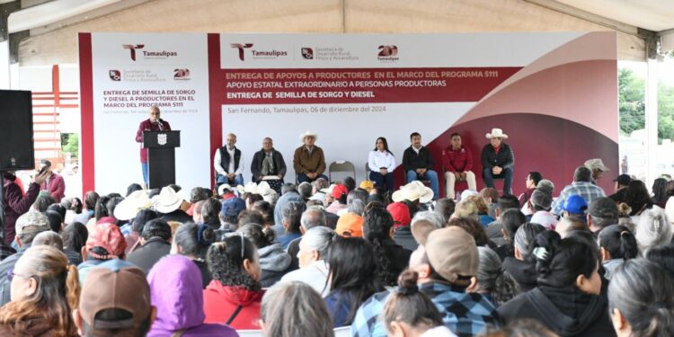 Reciben productores agrícolas de la zona norte de Tamaulipas semilla de sorgo y diésel