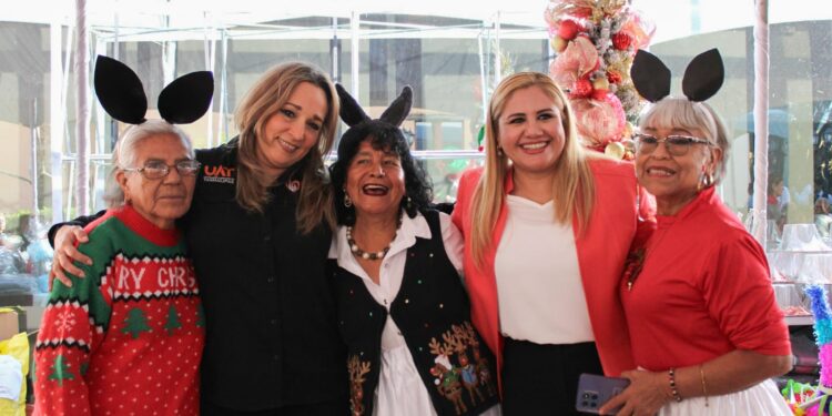 Ofrece la UAT emotivo festejo navideño a los adultos mayores