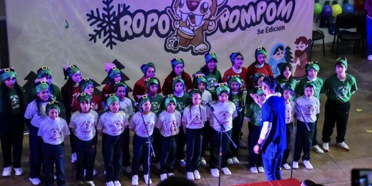 Encienden pino navideño en el Museo Tamux