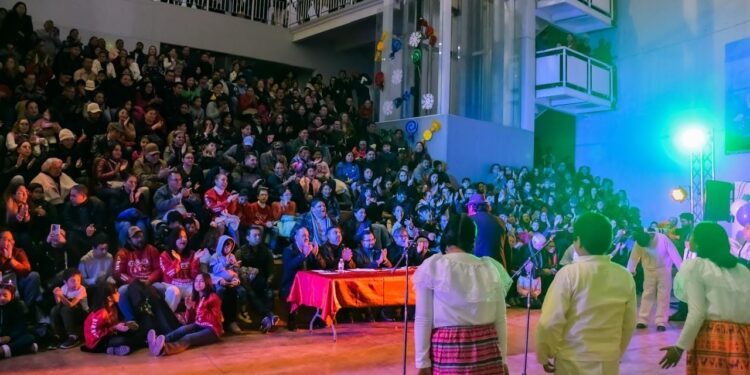 Encienden pino navideño en el Museo Tamux