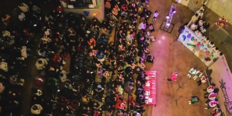 Encienden pino navideño en el Museo Tamux