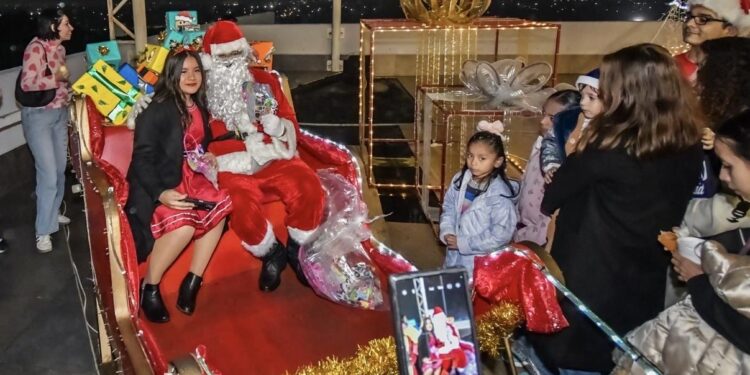 Encienden pino navideño en el Museo Tamux