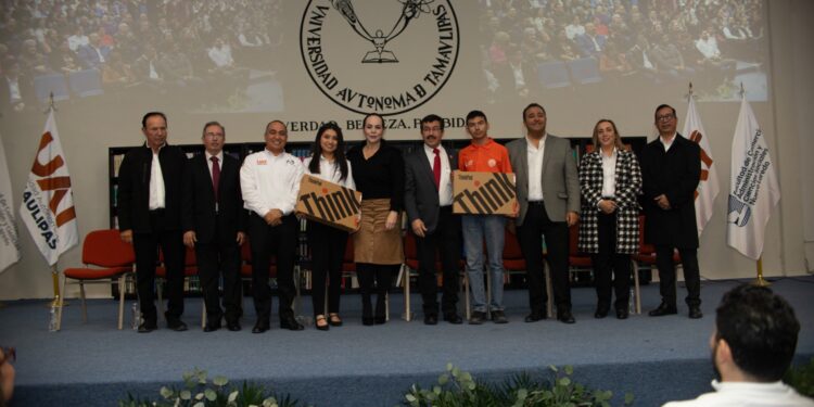 Entrega rector apoyos a estudiantes de la UAT en Nuevo Laredo