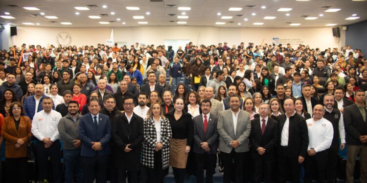 Entrega rector apoyos a estudiantes de la UAT en Nuevo Laredo