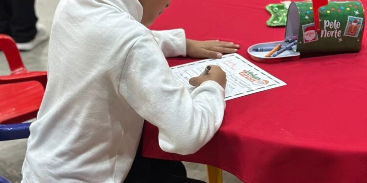 Instala Secretaría de Turismo un buzón para depositar carta a Santa