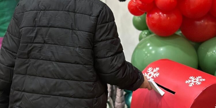 Instala Secretaría de Turismo un buzón para depositar carta a Santa