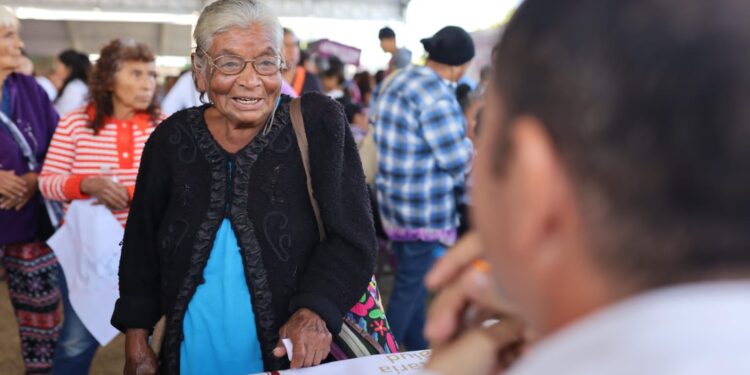 Llevan Américo y María de Villarreal la brigada navideña “Transformando Familias” a la zona cañera