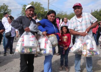 Llevan Américo y María de Villarreal la brigada navideña “Transformando Familias” a la zona cañera