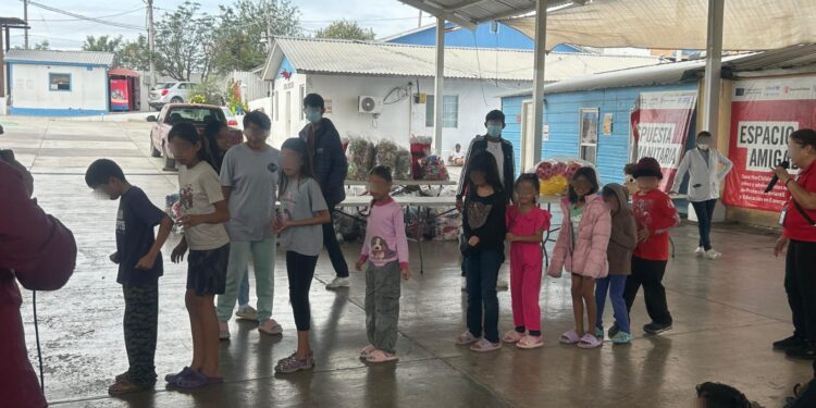 Menores en externamiento llevan donativos a albergue Senda de Vida