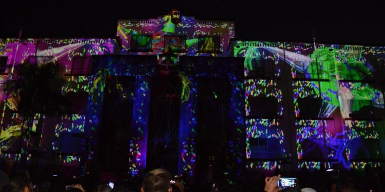 Encienden Américo y María monumental pino navideño