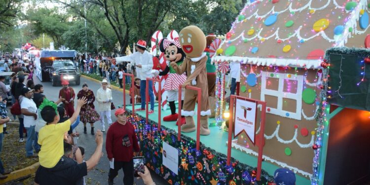 Encienden Américo y María monumental pino navideño