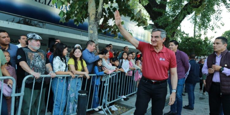 Encienden Américo y María monumental pino navideño