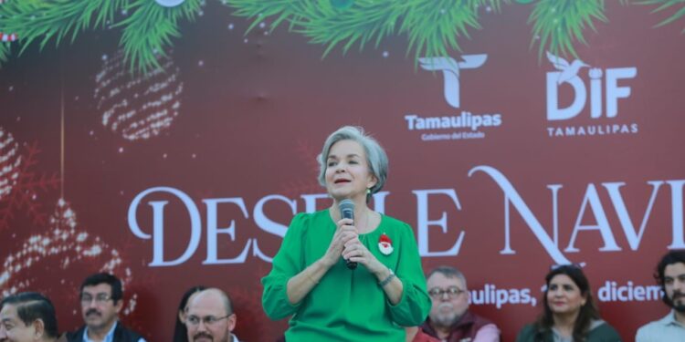 Encienden Américo y María monumental pino navideño