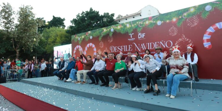 Encienden Américo y María monumental pino navideño