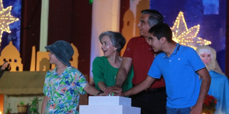 Encienden Américo y María monumental pino navideño