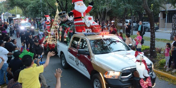Encienden Américo y María monumental pino navideño