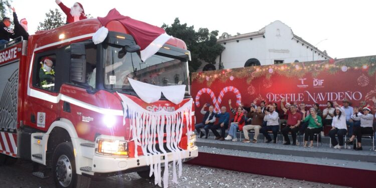 Encienden Américo y María monumental pino navideño