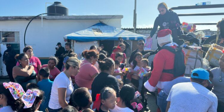 Menores de El Mezquital tienen convivencia navideña con la Guardia Estatal