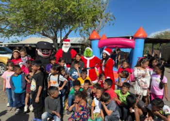 Menores de El Mezquital tienen convivencia navideña con la Guardia Estatal