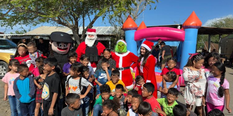 Menores de El Mezquital tienen convivencia navideña con la Guardia Estatal