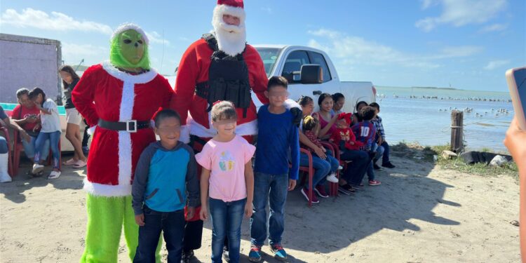Menores de El Mezquital tienen convivencia navideña con la Guardia Estatal