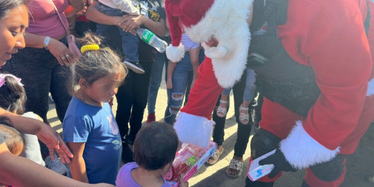 Menores de El Mezquital tienen convivencia navideña con la Guardia Estatal