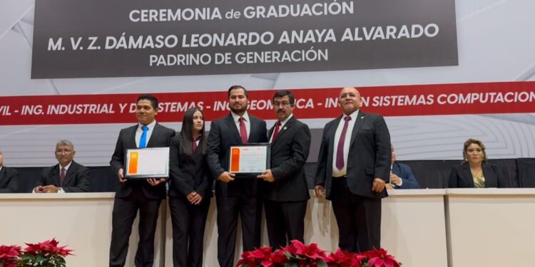 Dámaso Anaya preside graduación de egresados de ingeniería de la UAT en Tampico