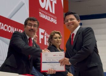 Dámaso Anaya preside graduación de egresados de ingeniería de la UAT en Tampico