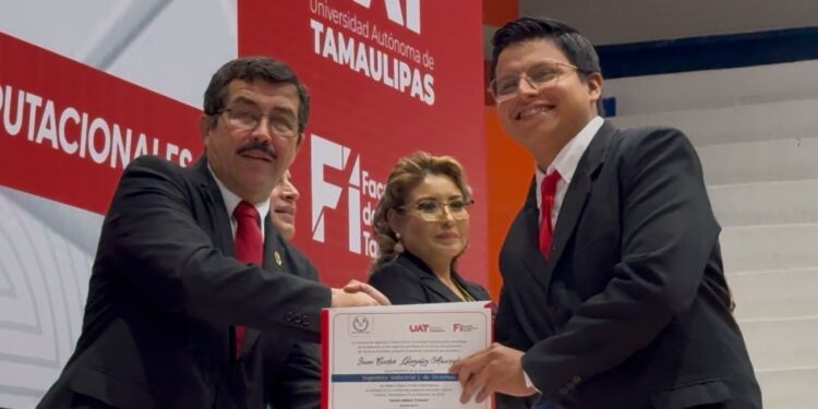 Dámaso Anaya preside graduación de egresados de ingeniería de la UAT en Tampico