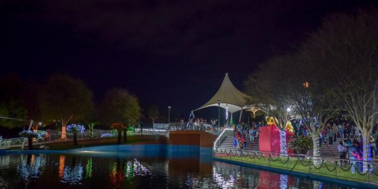 Ilumina pino navideño corazones de asistentes al Parque Tamatán