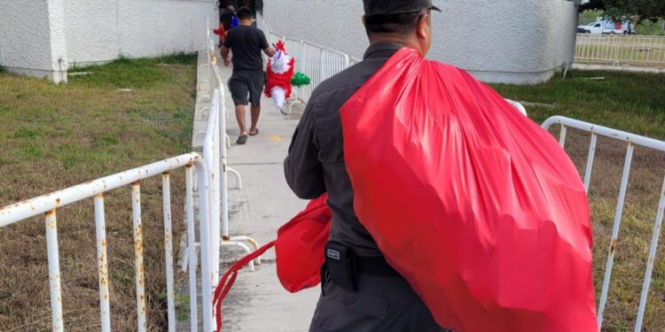 PPLs de CEDES Matamoros elaboran y donan piñatas a familias migrantes