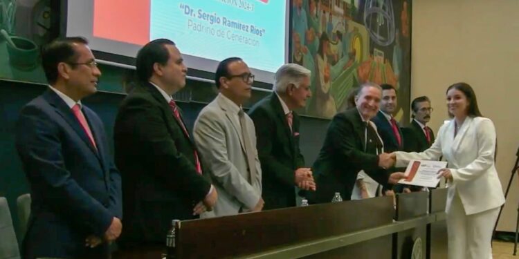 Entrega la UAT nueva generación de egresados de la Facultad de Medicina Tampico