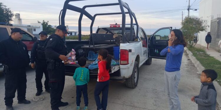 Guardia Estatal obsequia juguetes y dulces a menores de Ciudad Victoria