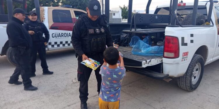Guardia Estatal obsequia juguetes y dulces a menores de Ciudad Victoria